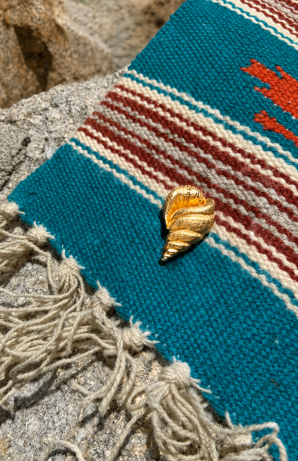 GOLD VINTAGE GIOVANNI CONCH TEXTURED SHELL BROOCH PIN