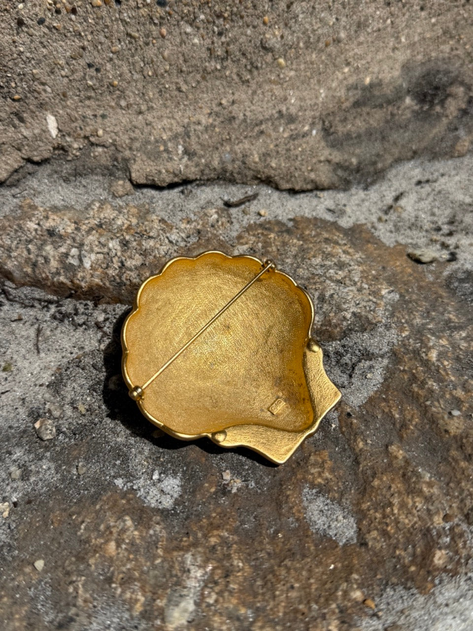 VINTAGE SCALLOP GOLD LARGE SHELL BROOCH PIN