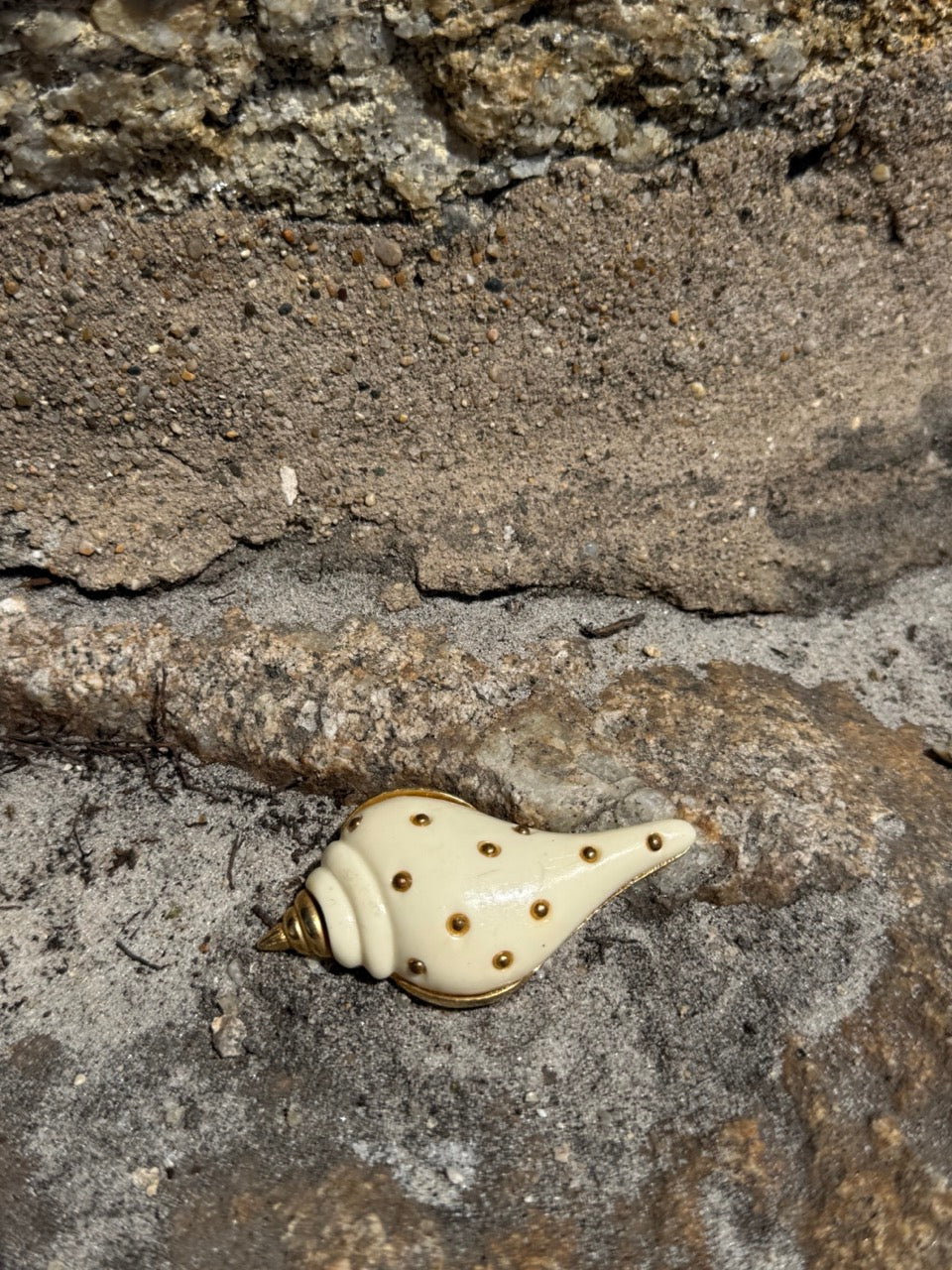 VINTAGE SEASHELL SHAPED BROOCH