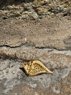 VINTAGE SEASHELL SHAPED BROOCH