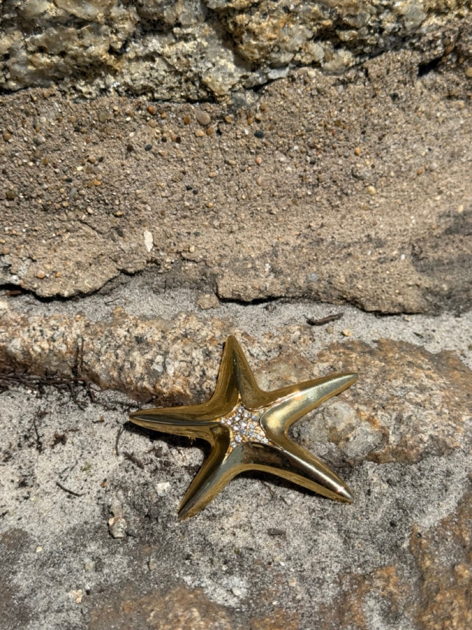 GOLD VINTAGE CENTER CRYSTAL STARFISH BROOCH PIN