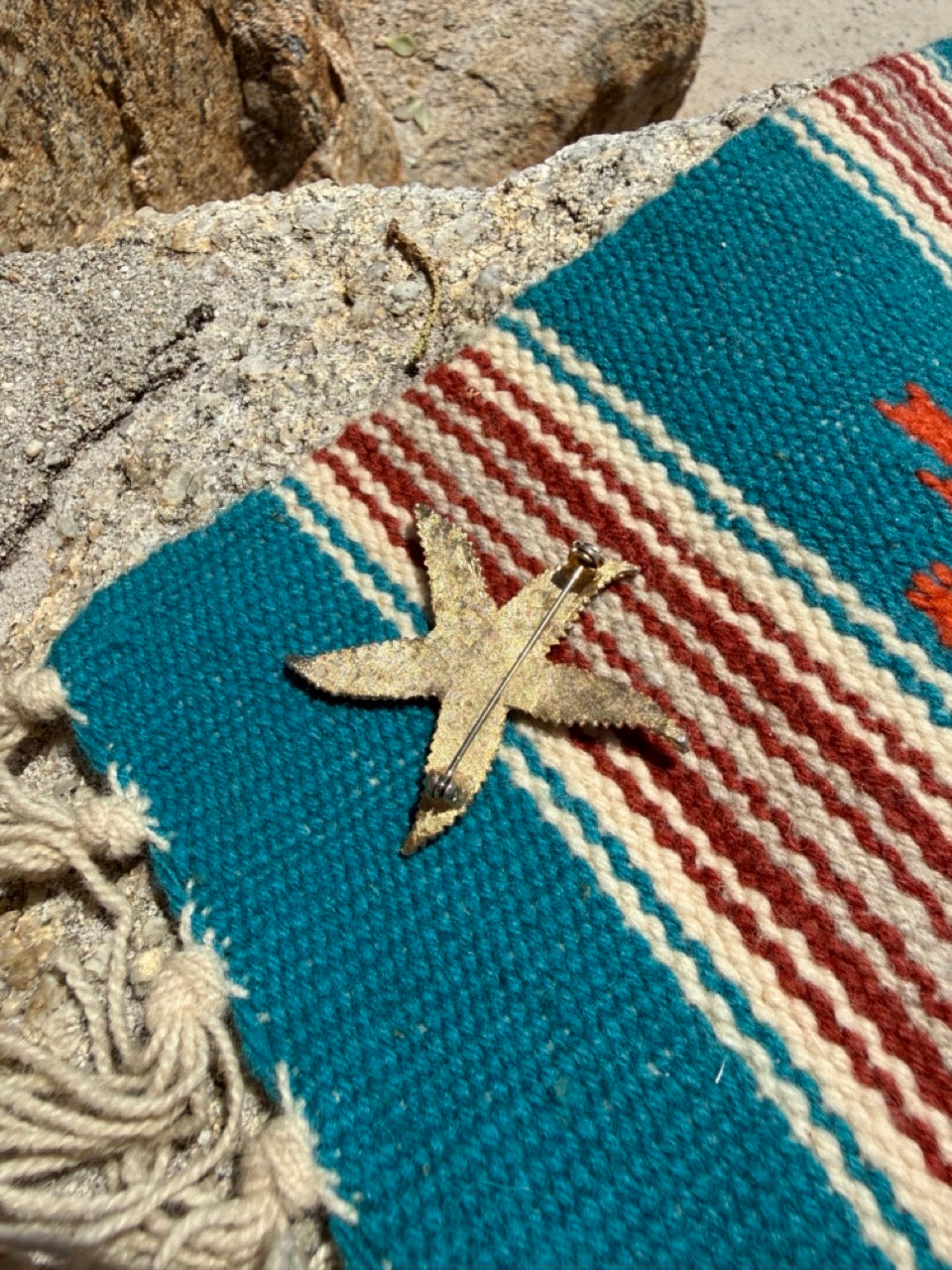 VINTAGE BRUSHED GOLD BRONZE STARFISH BROOCH PIN