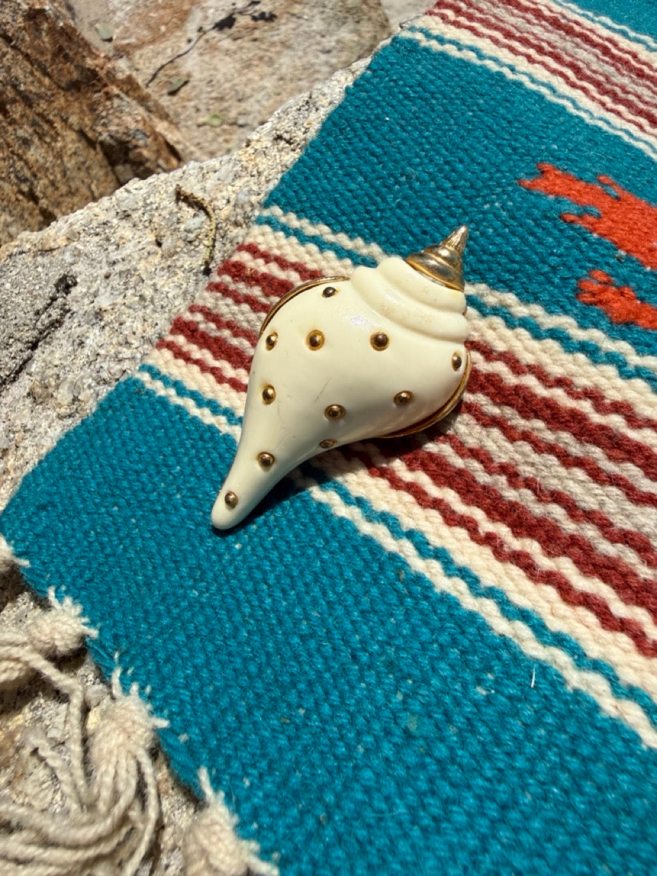 VINTAGE SEASHELL SHAPED BROOCH