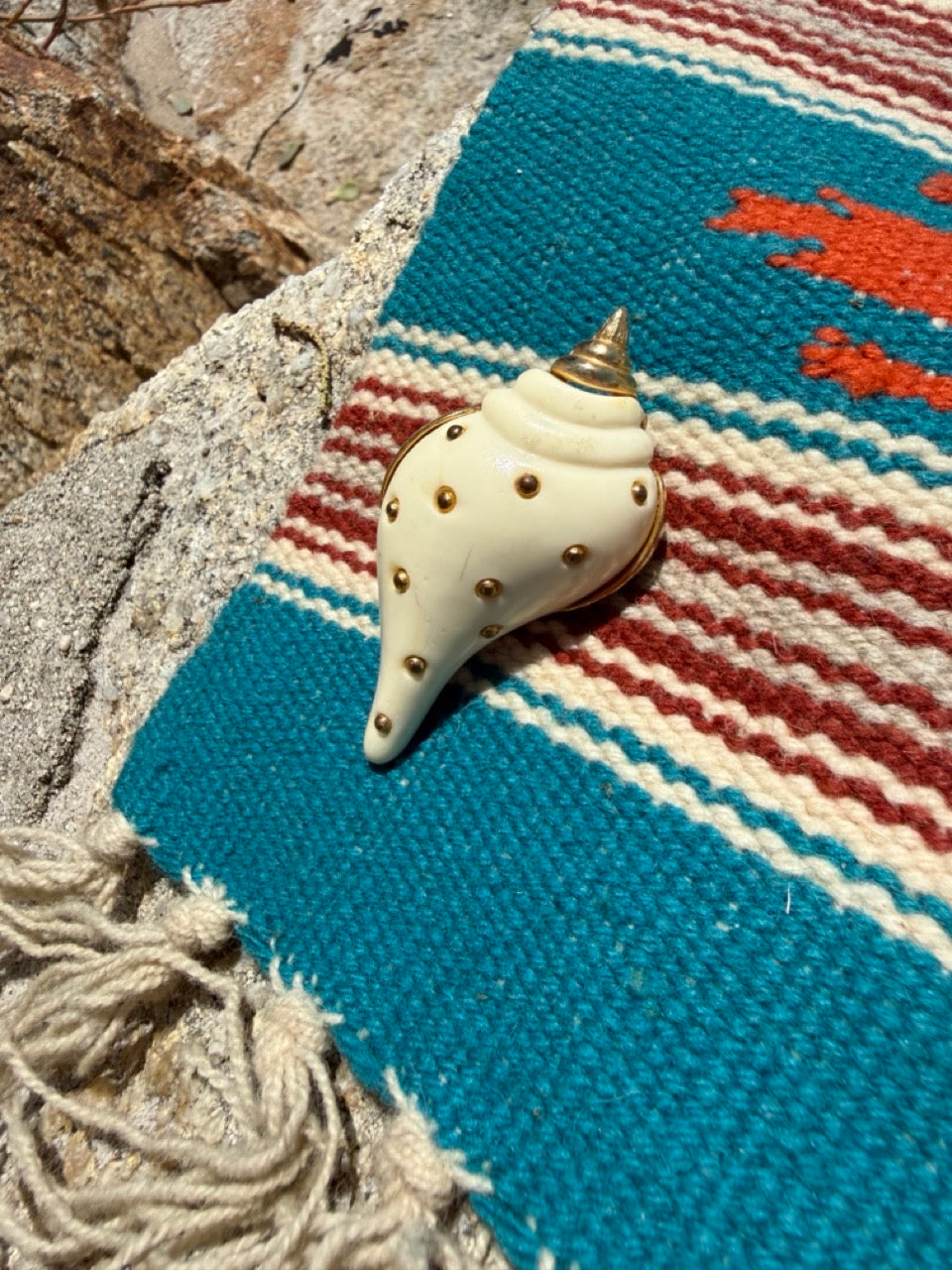 VINTAGE SEASHELL SHAPED BROOCH