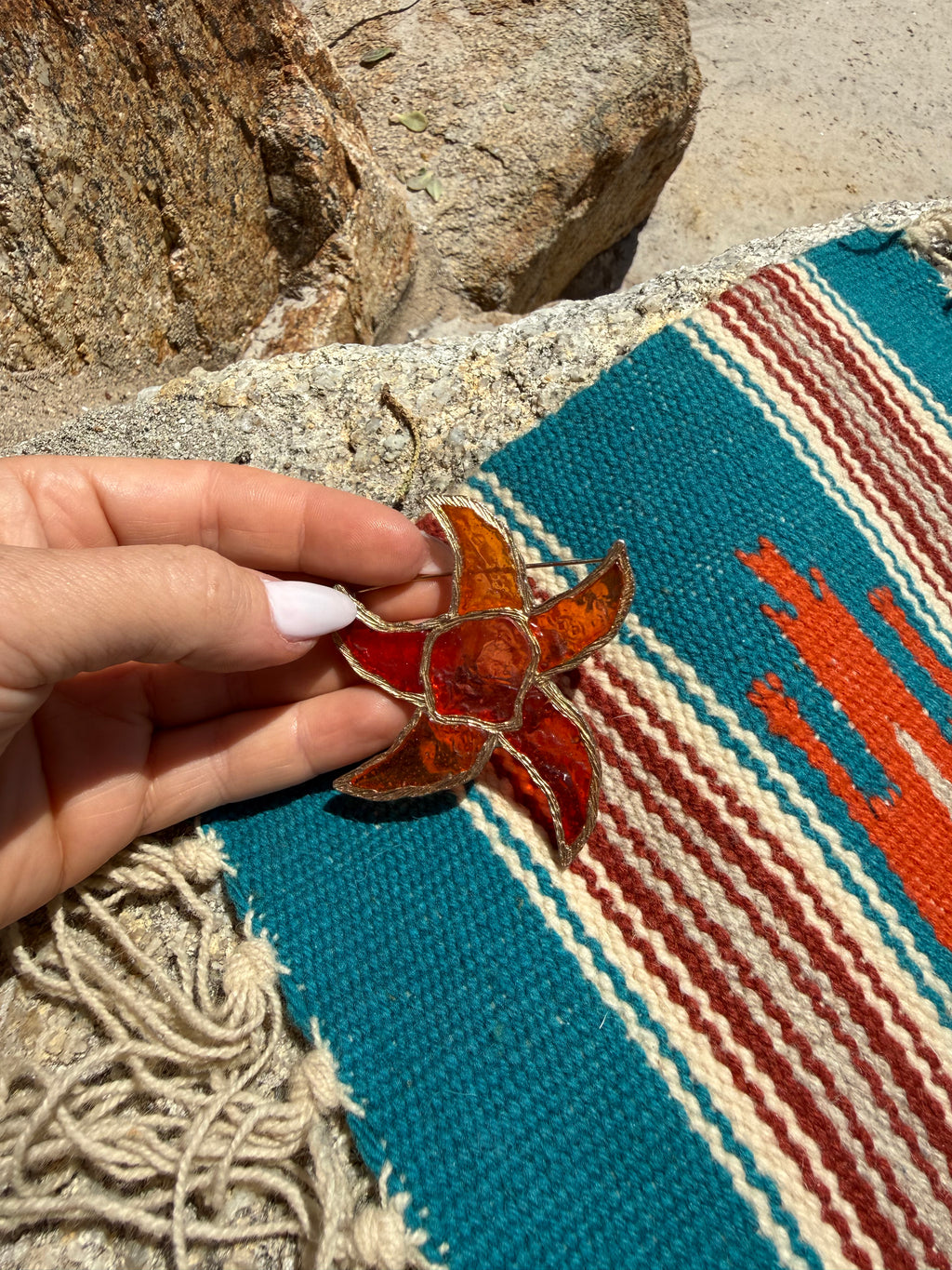 VINTAGE RED GLASS ENAMEL GOLD TONE NAUTICAL STARFISH BROOCH PIN