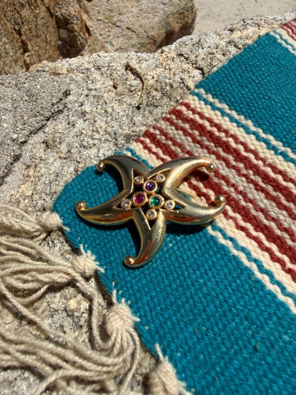 VINTAGE JESTER MULTI COLORED GEM STARFISH BROOCH PIN