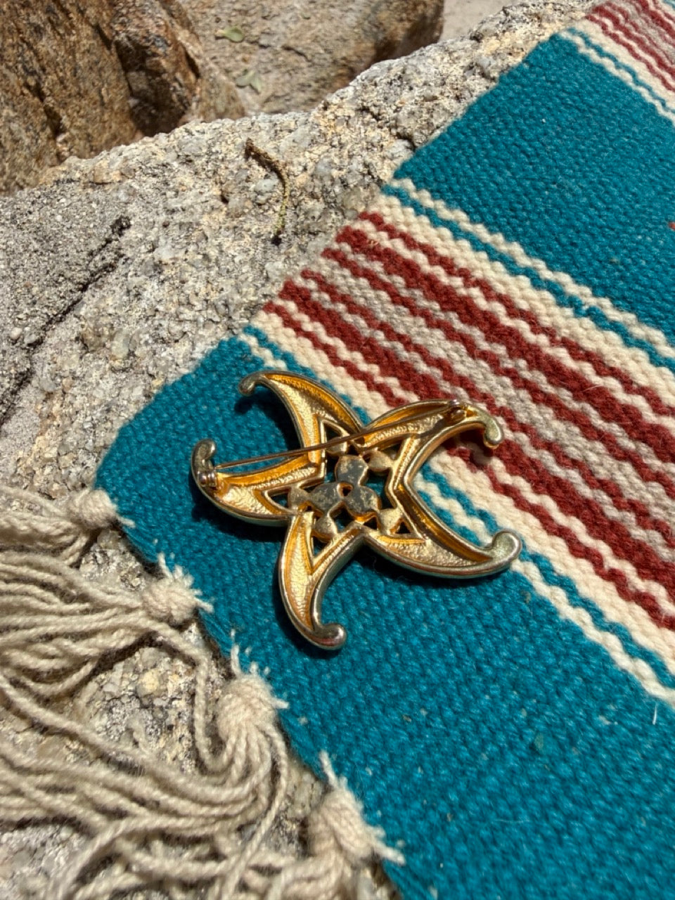 VINTAGE JESTER MULTI COLORED GEM STARFISH BROOCH PIN
