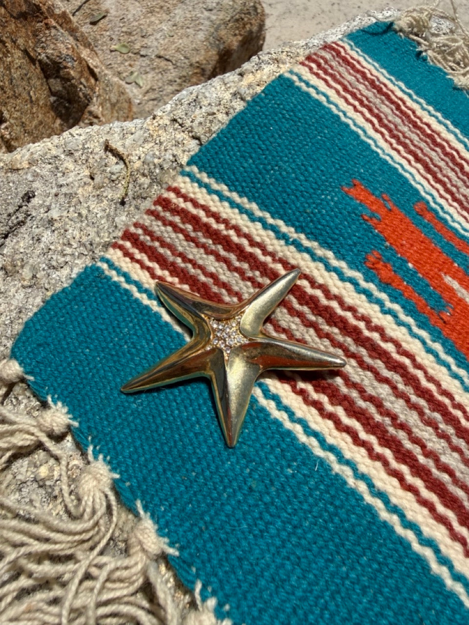GOLD VINTAGE CENTER CRYSTAL STARFISH BROOCH PIN