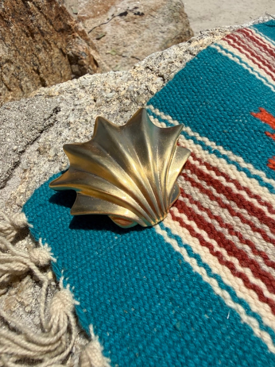 VINTAGE LARGE GOLD STATEMENT SEASHELL BROOCH PIN