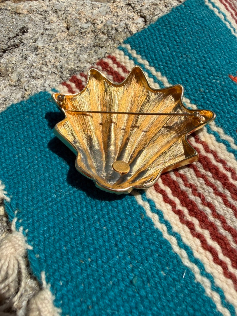 VINTAGE LARGE GOLD STATEMENT SEASHELL BROOCH PIN