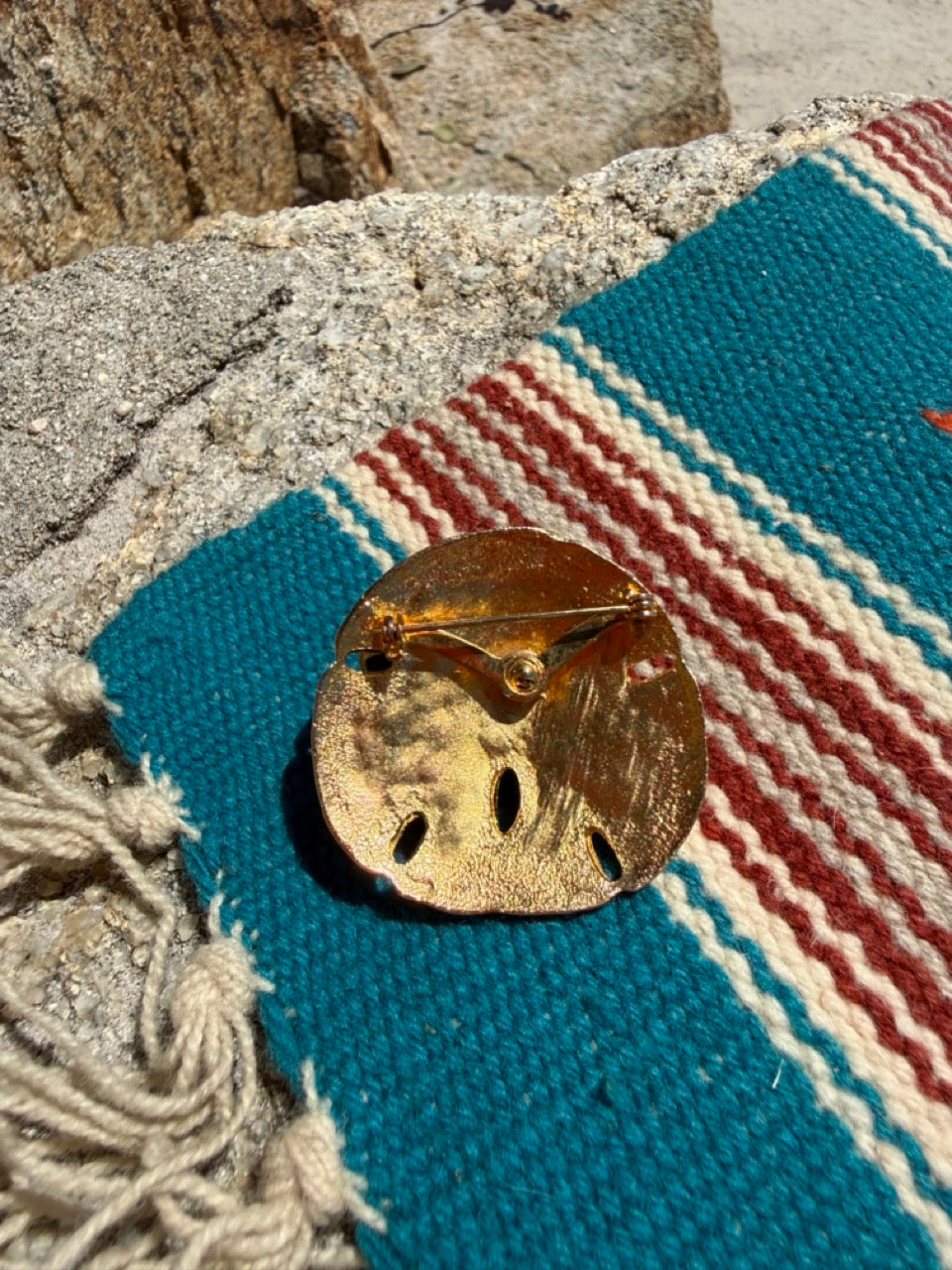 GOLD SAND DOLLAR BROOCH PIN