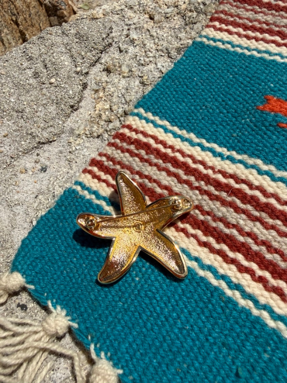 VINTAGE GOLD CRYSTAL STONE STARFISH BROOCH PIN