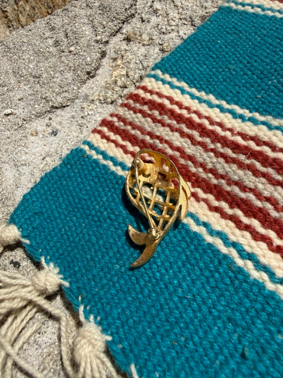 VINTAGE HALLOW GOLD FISH BROOCH PIN