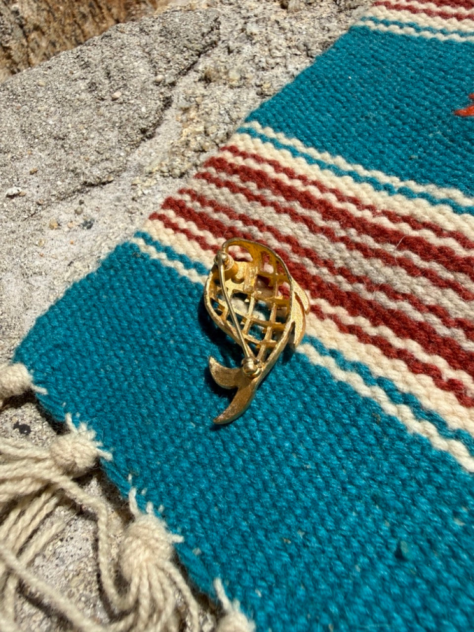 VINTAGE HALLOW GOLD FISH BROOCH PIN