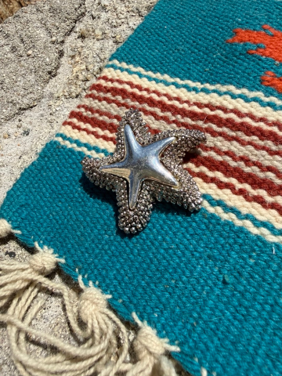 VINTAGE SILVER TEXTURED STAR FISH BROOCH PIN