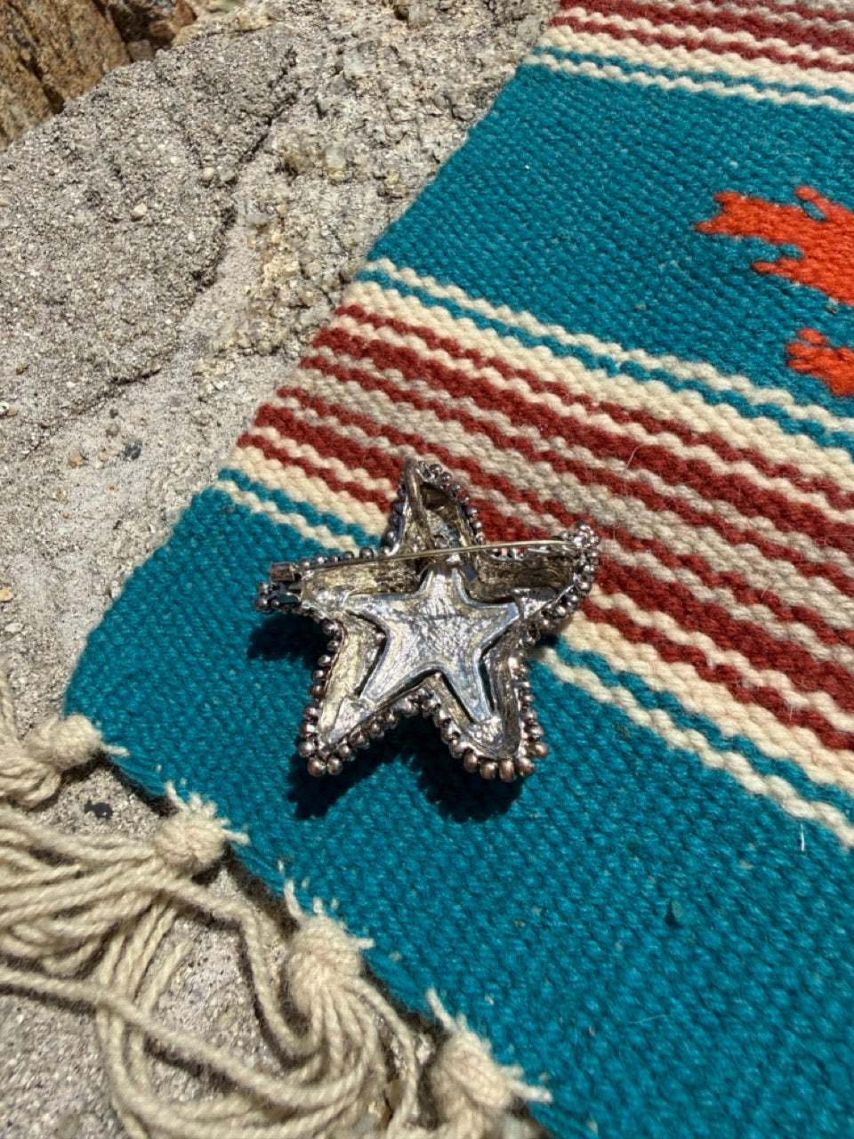 VINTAGE SILVER TEXTURED STAR FISH BROOCH PIN