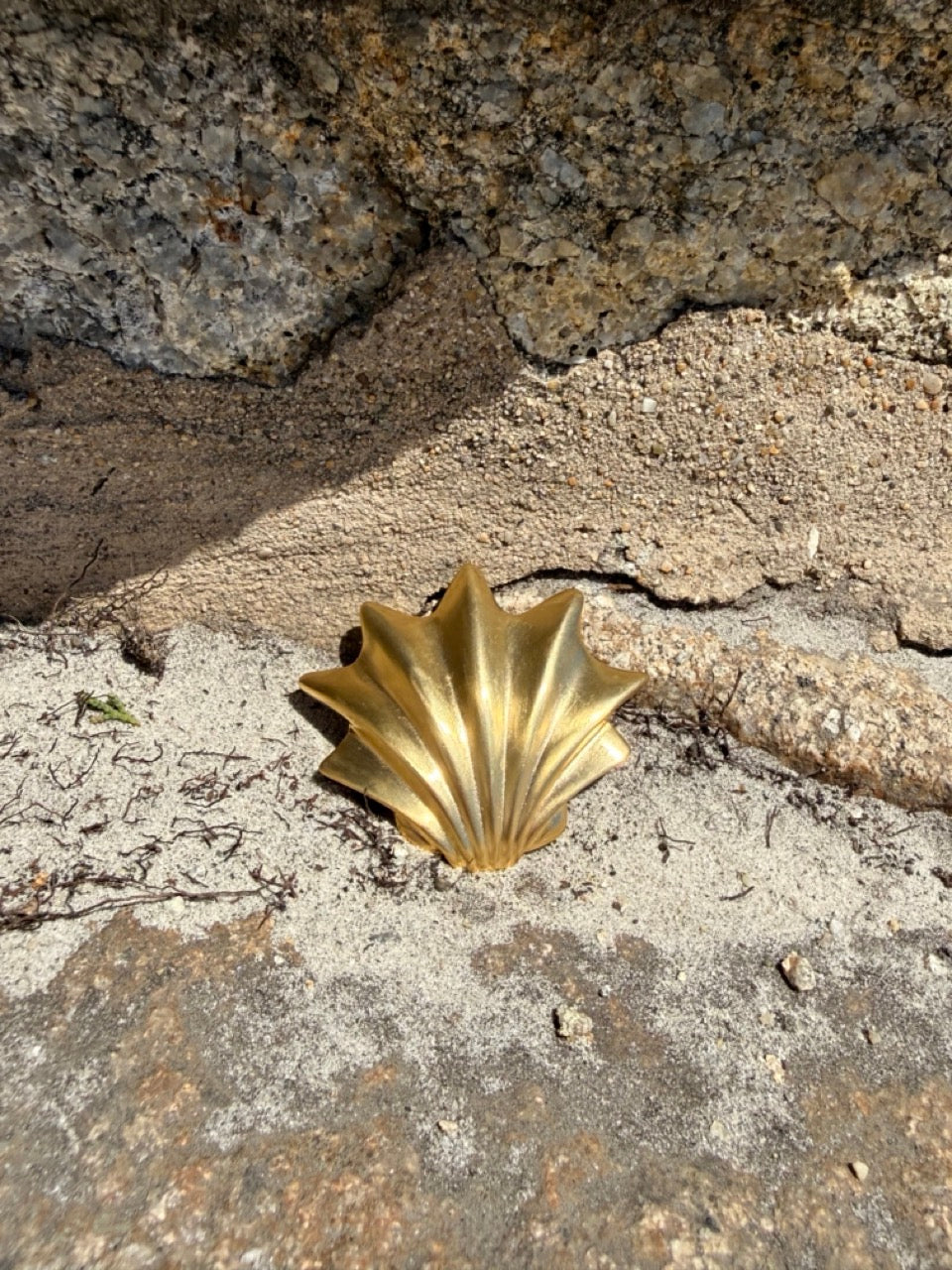 VINTAGE LARGE GOLD STATEMENT SEASHELL BROOCH PIN