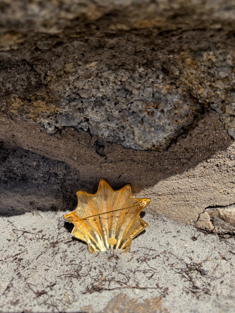 VINTAGE LARGE GOLD STATEMENT SEASHELL BROOCH PIN