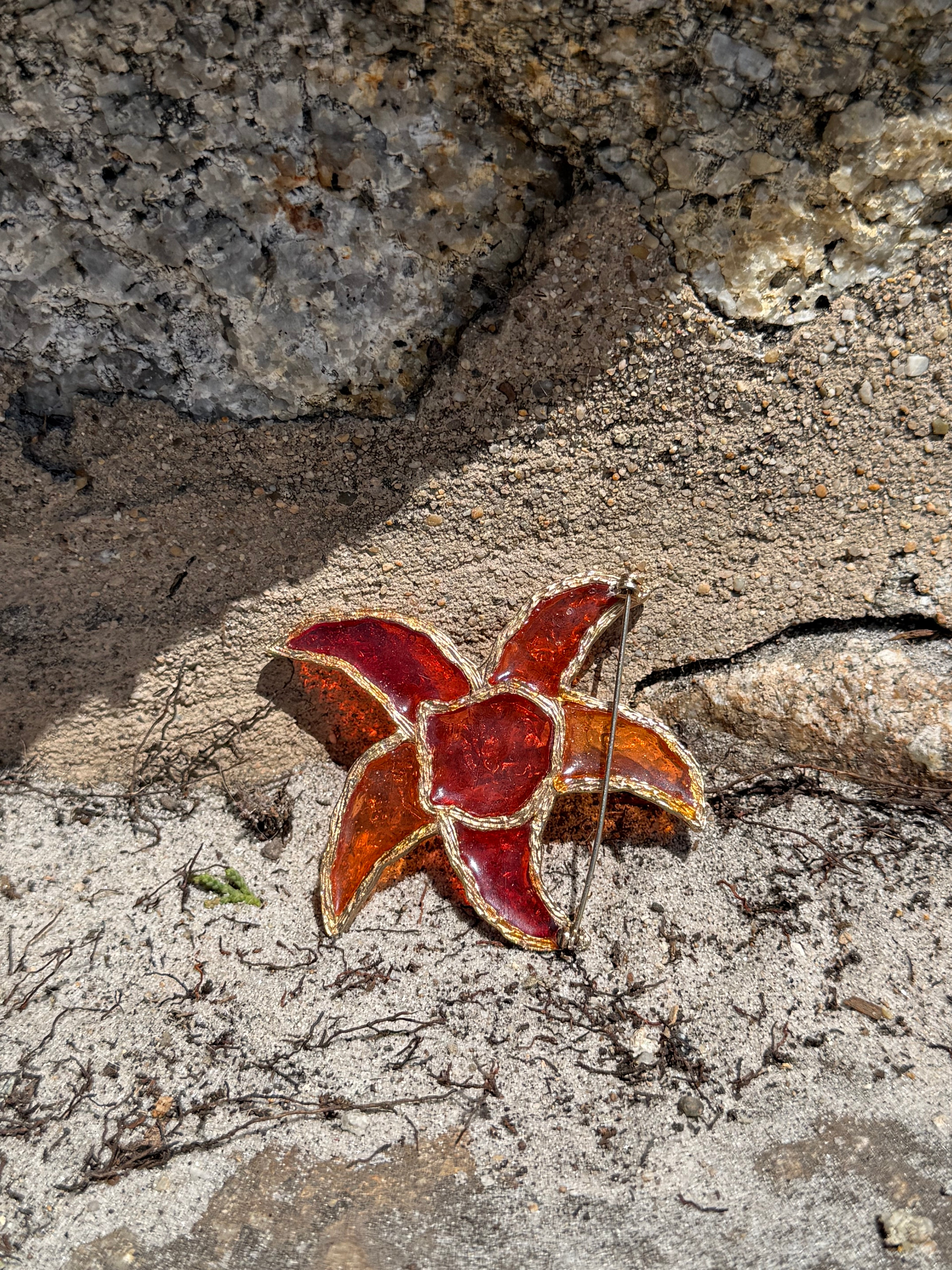 VINTAGE RED GLASS ENAMEL GOLD TONE NAUTICAL STARFISH BROOCH PIN